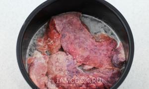Guiso ligero en una olla de cocción lenta Cómo cocinar carne de cerdo ligera en una olla de cocción lenta