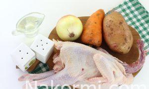 Vaření pečené kuře a brambory na pánvi