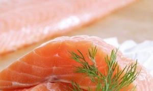 Delicioso salmón rosado salado en casa, como el salmón