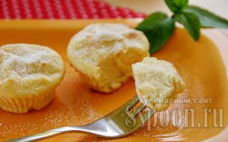 Tartas de queso al horno Tartas de queso con requesón en moldes para muffins